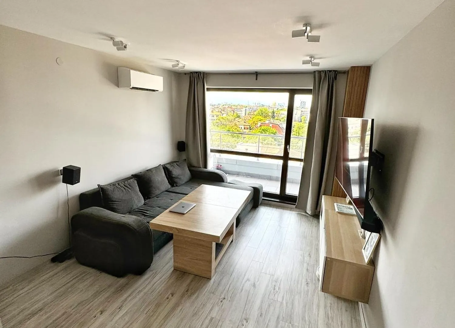 Central Apartment With Amazing Views ソフィア